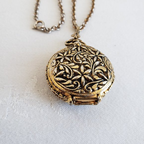 Vintage Locket Pendant. Gold & Silver antiqued tones. Statement necklace. - Picture 13 of 14